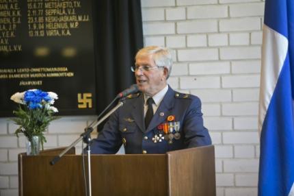 Päätössanat lausui everstiluutnantti evp Martti Rajaniemi. Kuva: Lentosotakoulun Perinneyhdistys.