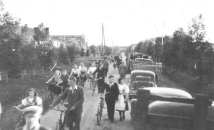 Lentopäivistä kehittyi Lentäjien juhannusjuhlat. Kuva ensimmäisistä juhannusjuhlista vuodelta 1945. Kuva: Olli Niemisen arkistosta