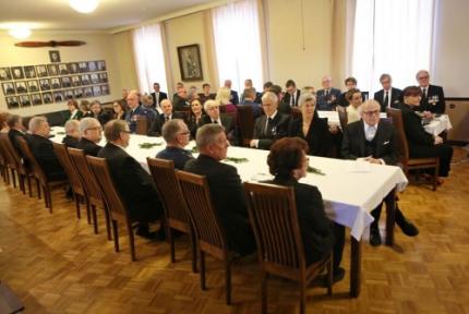 Runsas yleisö täytti uudistetun upseerikerhon salin. Kuva: Jarmo Vainionpää