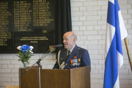 Kenraaliluutnatti evp Rauno Meriö toi juhlaan tervehdyksensä muistellen omaa palvelusaikaansa Kauhavalla. Kuva: Lentosotakoulun Perinneyhdistys.