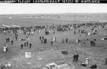 Yleisöä vuoden 1937 Lentopäivillä. Kuva: Suomen Ilmavoimamuseo