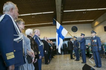 Tilaisuus alkoi juhlallisesti Suomen lipun saapumisella. Lipun kantajana toimi Juha Paukku ja lippuvartijoina Pekka Rantavuori (vas.) ja Matti Passiniemi. Kuva: Lentosotakoulun Perinneyhdistys.