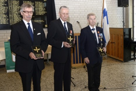 Pro Patria Et Traditione -plaketilla palkittiin Selim Rentola, Seppo Takamaa ja Heikki Nikunen. Kuva: Foto-Neiti