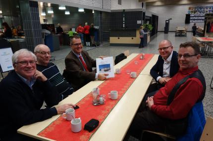 Kunnostustoimista keskustelemassa olivat LSK Business Parkin toimitusjohtaja Juha Jokelainen (oik.), Puolustusvoimien logistiikkalaitoksen ilmajärjestelyosastolta insinöörieverstiluutnantit Pekka Palomäki ja Petri Leskinen sekä Lentosotakoulun Perinneyhdistys ry:stä everstiluutnantti evp Martti Rajaniemi, kapteeni evp Veijo Hänninen ja puheenjohtaja Olli Nieminen. Kuva: Olli Nieminen.
