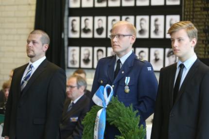 Jussi Seppälä (vas.), reservin vääpeli Antti Isosalo ja Miro Keski-Jaskari veivät juhlasta seppeleen perinneaukion Pro Patria et Traditione muistomerkille. Kuva: Jarmo Vainionpää.