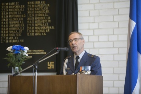 Juhlapuheessaan eversti evp Hannes Bjurström otti kantaa maailman nykytilaan. Kuva: Lentosotakoulun Perinneyhdistys.