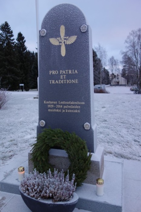 Suomen itsenäisyystaisteluihin osallistuneiden Kauhavalla koulutettujen taistelulentäjien ja mekaanikkojen sankaritekojen ansiosta Lentosotakoulun lipussa on ainoana Ilmavoimien joukko-osastoista Vapaudenristin nauhat.