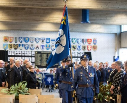 Juhlaa kunnioitti läsnäolollaan myös alkuperäinen Lentosotakoulun kantolippu, joka oli saatu lainaksi Tikkakoskelta. Lippua kantoi kapteeni Aulis Puroaho, ja lippu-upseereina toimivat kapteeni Jorma Risku ja kapteeni Ismo Ojala.