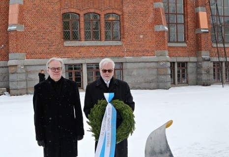 Olli Nieminen ja Carl-Gustav Karling laskivat seppeleen lento-onnettomuukisissa surmansa saaneiden muistomerkille.